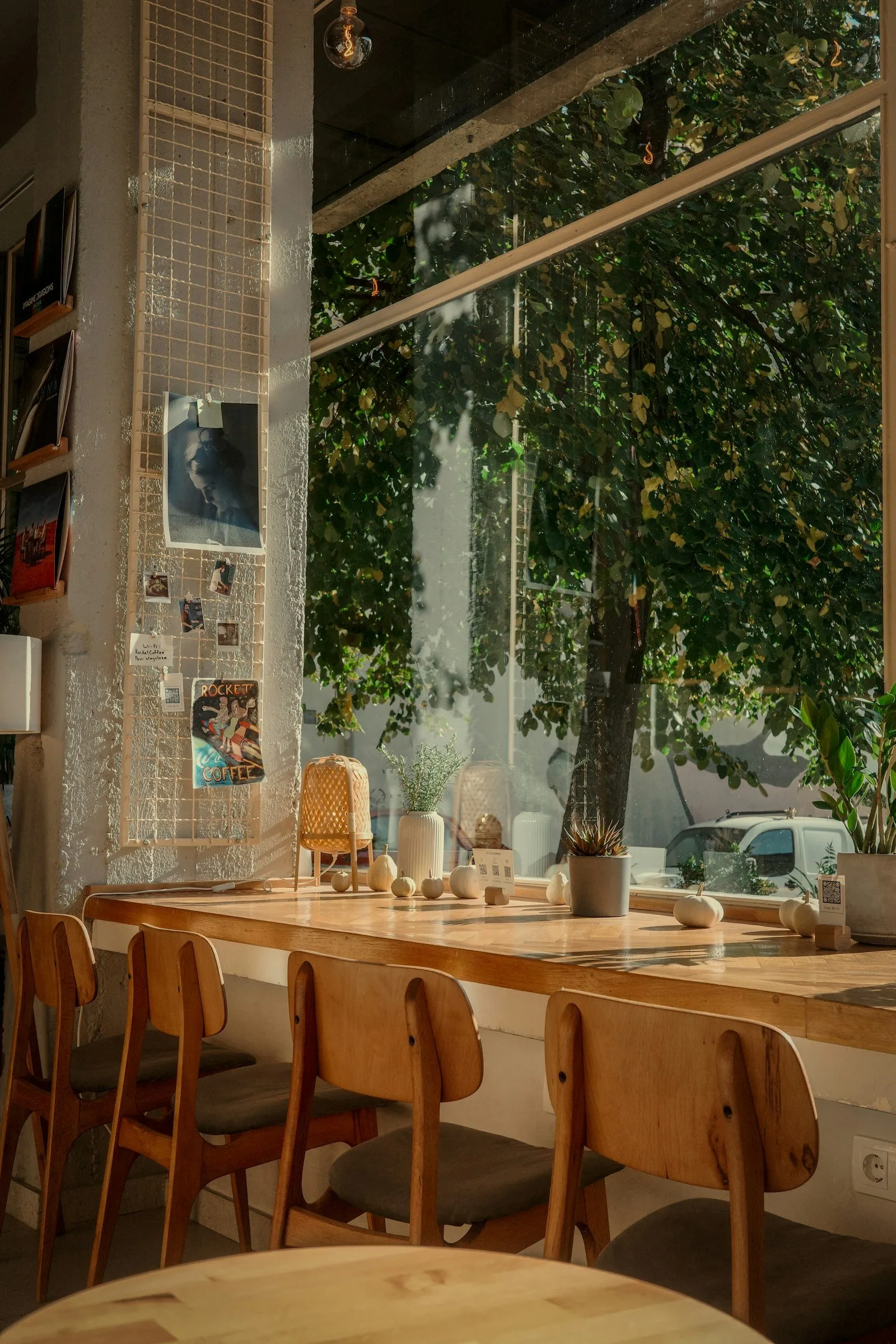 A restaurant dining room